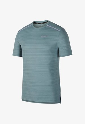 Camiseta deportiva de manga corta de color azul claro con rayas horizontales texturizadas, cuello redondo y detalles en púrpura en los hombros. Logo de Nike visible.