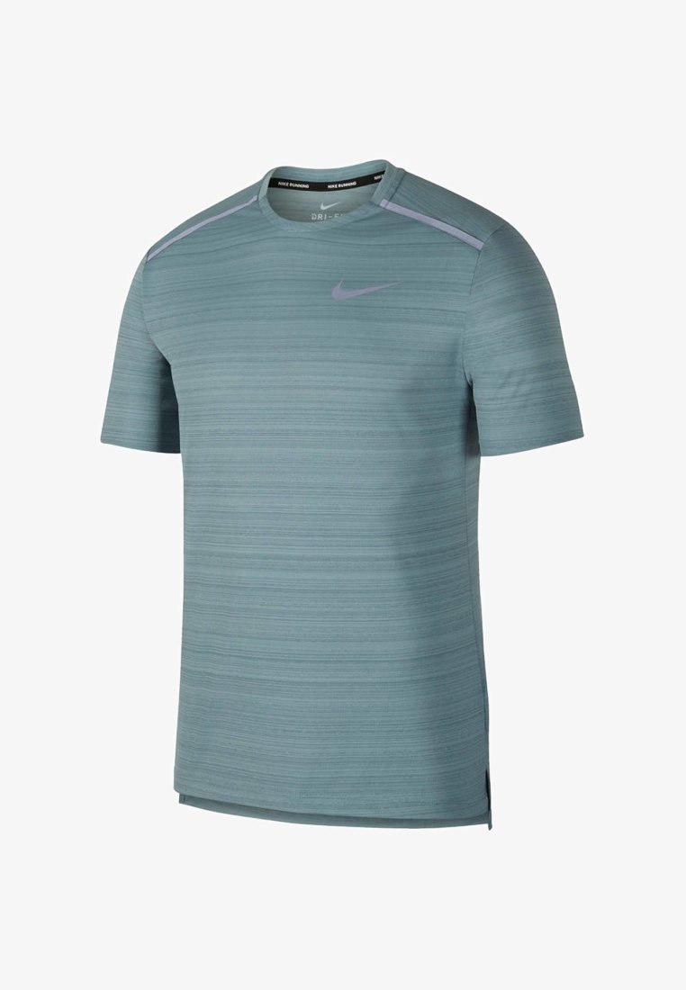 Svetle modré atletické tričko s krátkým rukávem se strukturovanými horizontálními pruhy, kulatým výstřihem a fialovými akcenty na ramenou. Zobrazeno logo Nike.