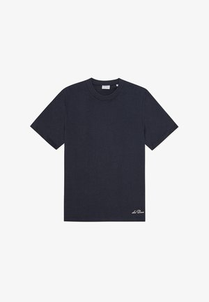 T-shirt a maniche corte in cotone di colore blu navy scuro. Scollo rotondo, orlo dritto e piccolo logo del marchio bianco ricamato in basso a sinistra.