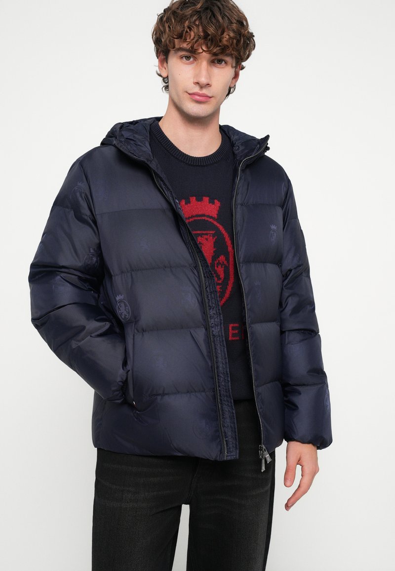 Tommy Hilfiger TH CREST PRINT DOWN PUFFER JACKET - Bunda z prachového peří - desert sky