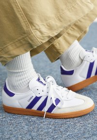 SAMBA OG - Joggesko - footwear white/energy ink/off white
