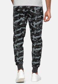 Threadbare Jogginghose - charcoal camo