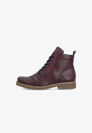 Dunkelrote Stiefelette mit schwarzen Schnürsenkeln, brauner Sohle, Seitennaht und kleinem geprägtem Logo in der Nähe der Ferse, im Profil gezeigt.