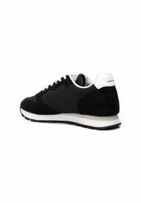 Zapatillas de ante negro con detalles en blanco, punta redonda, paneles texturizados y cierre de cordones. Suela de goma resistente para tracción.