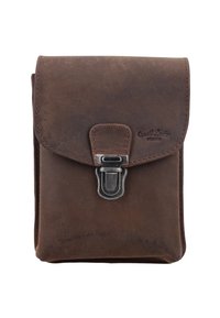 Borsa in pelle marrone con chiusura a pattina, hardware in metallo e logo impresso. Presenta una texture liscia e bordi arrotondati, adatta per trasportare oggetti.