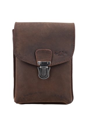Borsa in pelle marrone con chiusura a pattina, hardware in metallo e logo impresso. Presenta una texture liscia e bordi arrotondati, adatta per trasportare oggetti.