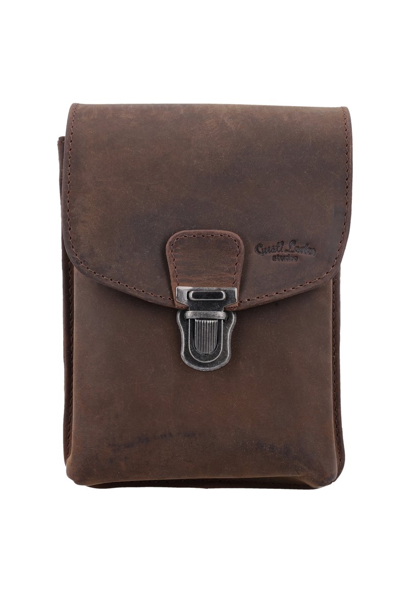 Borsa in pelle marrone con chiusura a pattina, hardware in metallo e logo impresso. Presenta una texture liscia e bordi arrotondati, adatta per trasportare oggetti.
