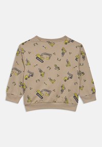 Μπεζ παιδικό φούτερ με μακριά μανίκια, με κατάλευκες παιδικές μηχανές έργου σε κίτρινο και μαύρο, φτυάρια, κώνους και φράγματα τυπωμένα σε όλη την επιφάνεια.