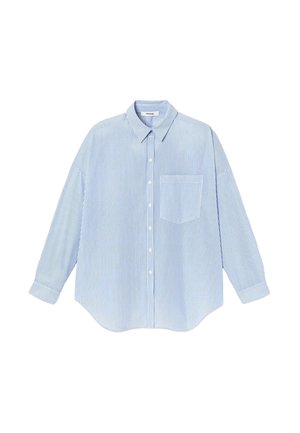 Chemise rayée bleu clair à manches longues, avec un bouton sur le devant, un col pointu et une poche poitrine. Finition en tissu doux.