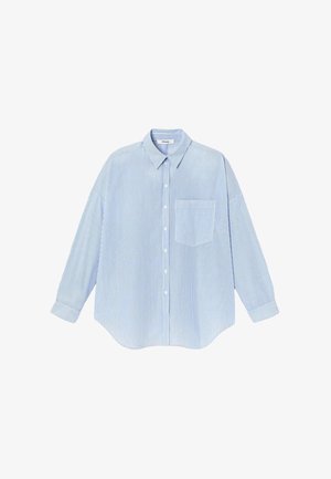 Chemise rayée bleu clair à manches longues, avec un bouton sur le devant, un col pointu et une poche poitrine. Finition en tissu doux.