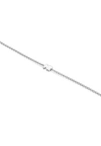 Pulsera de cadena de plata con un colgante central en forma de pieza de rompecabezas, que presenta una textura pulida y un diseño minimalista.