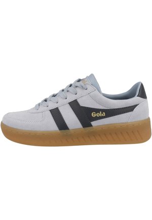 Hellgrauer Gola-Sneaker aus Wildleder mit schwarzen Seitenstreifen, goldfarbenem Markenlogo, Gum-Gummisohle und Schnürverschluss.