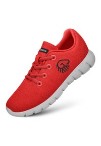 Baskets en feutre rouge avec une pointe arrondie, semelle en caoutchouc blanc et logo noir. Présentent des lacets proéminents avec des oeillets rouges assortis.