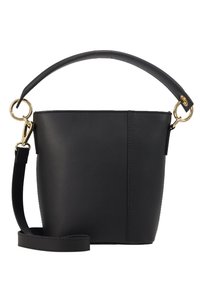 Sort læder bucket bag med flad bund, rund form, guld hardware detaljer og en aftagelig skulderrem. Glat tekstur.