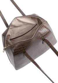 Sac à main en cuir d'alligator marron avec fermeture éclair, extérieur texturé et deux anses plates. L'intérieur possède une doublure lisse et une poche plaquée.