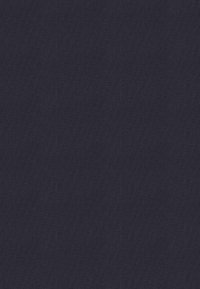 Texturált tengerészkék anyag finom átlós mintával, puha és tartós felülettel, amely alkalmas bútorkárpitozásra vagy divatcélokra.