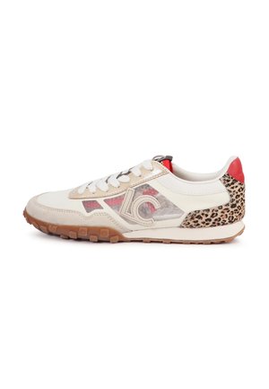 Witte en beige sneaker met witte veters, luipaardprint op de hiel, rode accent aan de achterkant en een transparant zijpaneel met patroon en logo.