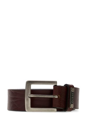 Bruine leren riem met zilverkleurige rechthoekige gesp en metalen label gegraveerd met de merknaam "GUESS" op de riemlus.