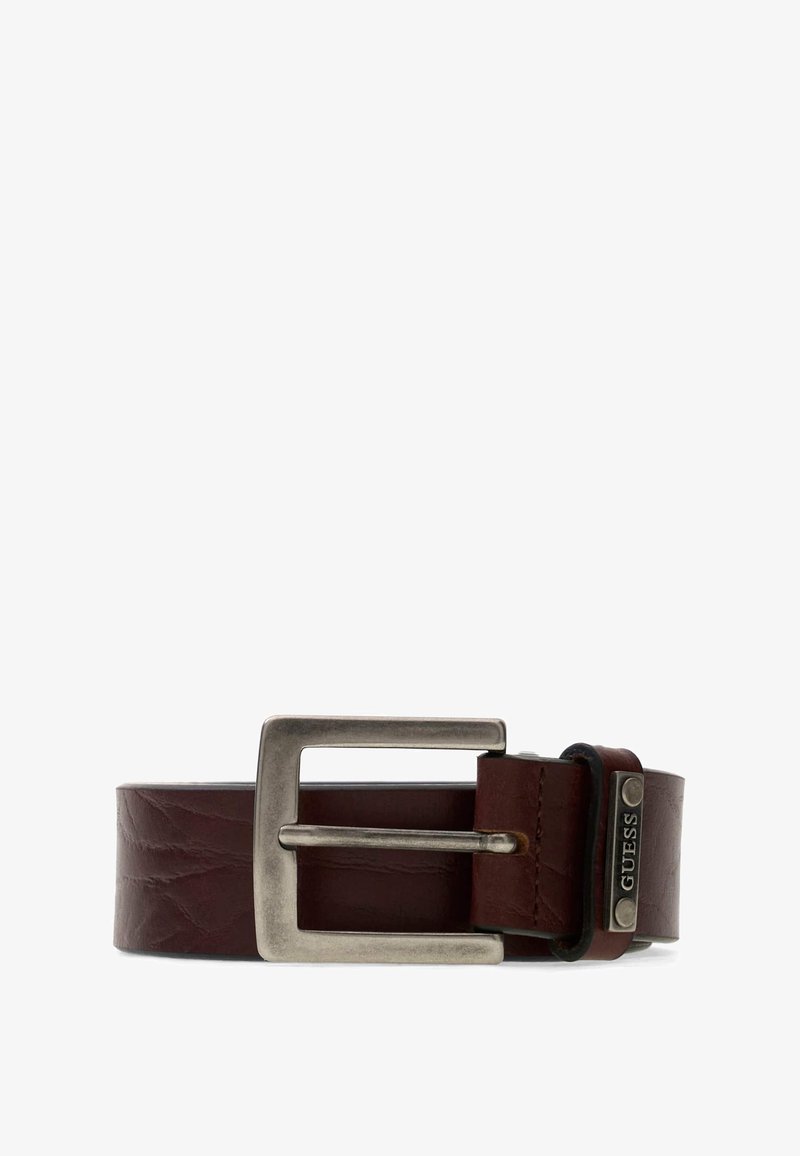 Ceinture en cuir marron avec boucle rectangulaire argentée et étiquette métallique gravée du nom de la marque "GUESS" sur la boucle de ceinture.
