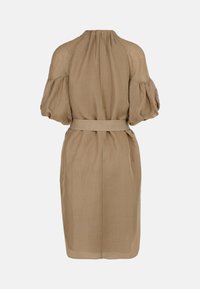 Langes, beiges Leinenkleid mit hohem Kragen, Puffärmeln und Taillengurt, das eine lässige Passform und eine glatte, leichte Textur aufweist.