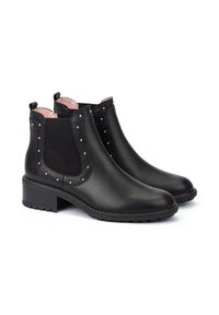 Botas de cuero negras hasta el tobillo con paneles laterales elásticos, acentos de tachuelas, una suela texturizada y un forro de tela rosa. Diseño de tacón grueso.