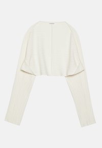Maglione corto di colore crema chiaro con maniche lunghe, texture a coste e vestibilità rilassata. Presenta un colletto rotondo e dettagli di cucitura minimal.