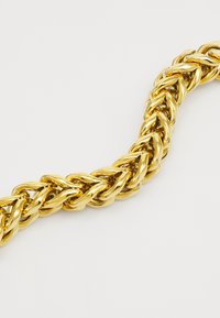 Goldene Halskette mit geflochtenem Design und glatten, glänzenden Gliedern. Die Textur ist schlank und poliert und reflektiert das Licht effektiv.