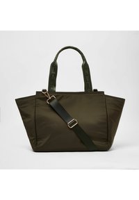 Olivengrøn tote taske med en trekantet form, lavet af blødt nylon, har dobbelt håndtag og en justerbar rem med gyldne hardware-detaljer.