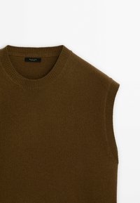 Pull sans manches marron en maille avec col rond et bordures côtelées, posé à plat sur un fond blanc.