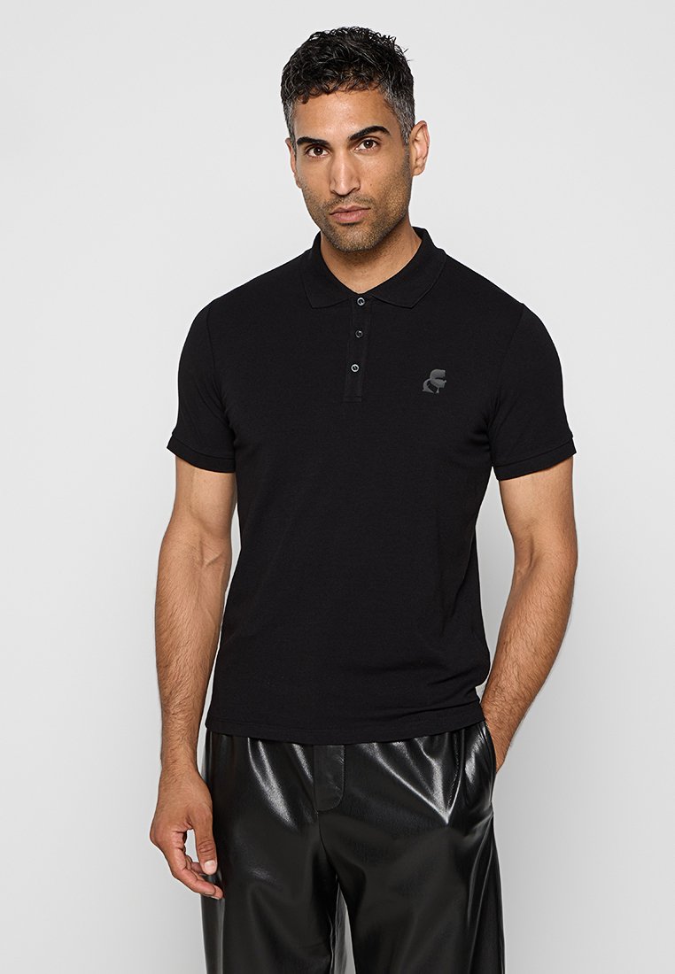 Polo noir à manches courtes, avec patte de boutonnage à trois boutons et un logo discret sur la poitrine. Fabriqué en tissu léger avec une texture douce.