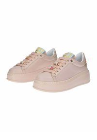 Sneakers in pelle rosa con suola a piattaforma, dotati di accessori in metallo dorato, lacci decorativi e un accento luccicante sul tallone.