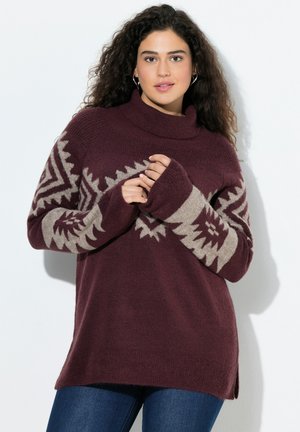 Pull en tricot bordeaux avec un col haut, présentant des motifs géométriques beiges sur les manches. Texture douce, coupe décontractée et fentes latérales.