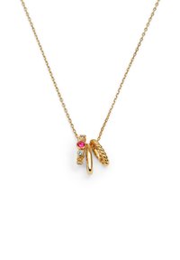 Collana d'oro con tre pendenti: uno con pietre rosa e blu, un anello d'oro liscio e un anello d'oro intrecciato.