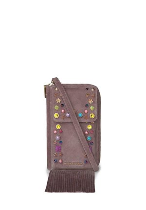 Bolso bandolera de ante color malva con tachuelas de colores, logo dorado, cierre de cremallera, solapa frontal y detalle de flecos en la parte inferior.