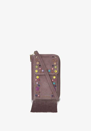 Bolso bandolera de ante color malva con tachuelas de colores, logo dorado, cierre de cremallera, solapa frontal y detalle de flecos en la parte inferior.
