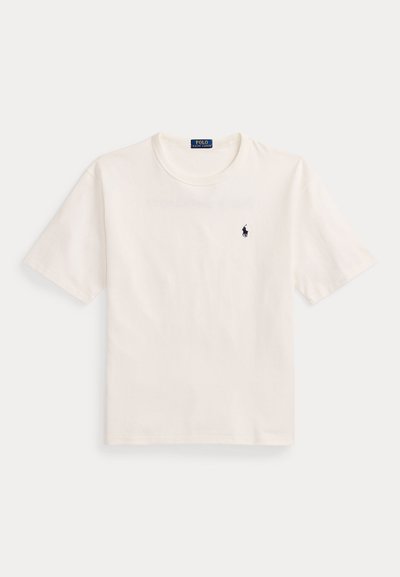 Hvid T-shirt med korte ærmer og rund hals med lille marineblåt Polo Ralph Lauren-logo på venstre bryst.