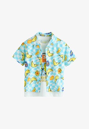 Krátky rukáv modrej kockovanej košele so žltými kreslenými banánmi a textom s ovocnou tematikou cez biele tričko s grafikou.