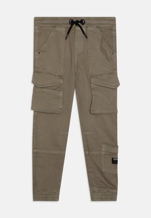 Khaki cargobukser med elastisk talje, sort snøre, for- og sidelommer med klap samt elastiske manchetter ved anklerne.