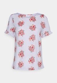 T-shirt lilás claro com estampado floral total em rosa e verde, com mangas curtas em babados e decote redondo.