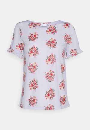 T-shirt lilás claro com estampado floral total em rosa e verde, com mangas curtas em babados e decote redondo.