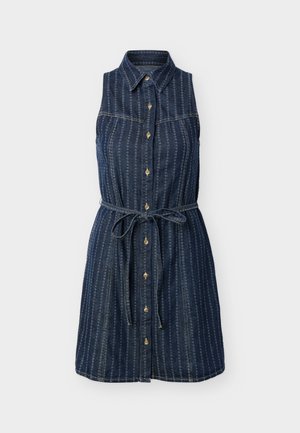 Robe sans manches en denim bleu foncé à rayures verticales, avec boutons sur le devant, col et ceinture à nouer à la taille.