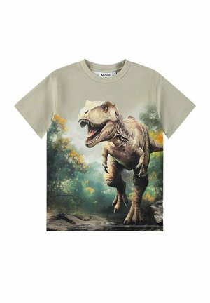 Lichtgrijs T-shirt met korte mouwen met een gedetailleerde T-Rex dinosaurus die brult in een bosrijke omgeving met groen en oranje loof.