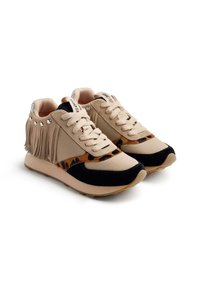 Sneakers beige con dettagli neri, motivo animalier leopardo, frange, borchie argentate e suola in gomma testurizzata. Design con lacci.