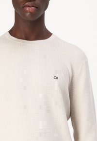 Calvin Klein WAFFLE STRUCTURE - Maglione - stony beige