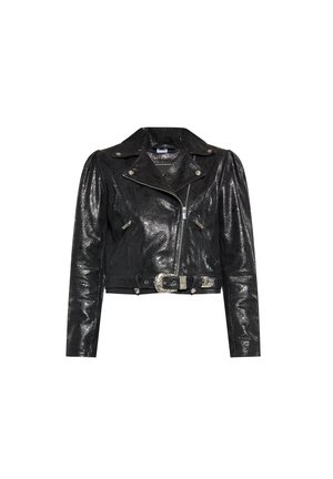 Giubbotto da motociclista in pelle nera con finitura lucida, chiusura a zip, accessori in argento e spalle strutturate. Presenta una vita con cintura e tasche con zip.