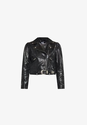 Musta nahkainen moottoripyörätakki kiiltävällä pinnalla, vetoketjukiinnitys, hopeiset yksityiskohdat ja rakenteelliset olkapäät. Varustettu vyöllä ja vetoketjullisilla taskuilla.