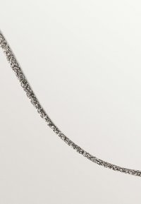 Collar de cadena trenzada de plata con una superficie texturizada, con un patrón de color negro y plata, diseño flexible y bordes suaves.