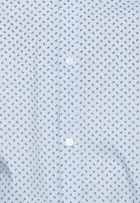 Lichtblauw overhemd met een klein paisley-patroon in marineblauw. Voorzien van witte knopen en een gladde stoftextuur.