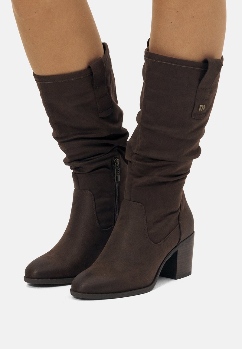 Bottes en tissu marron jusqu'au genou avec un design décontracté, des orteils ronds, des fermetures éclairs sur le côté et un talon épais. Comprend un petit accent de logo.