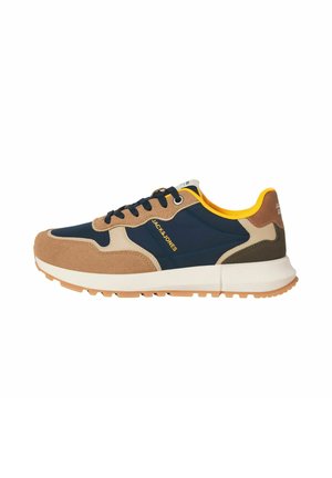 Sneaker con pannelli in camoscio blu navy, beige e marrone, lacci neri, suola bianca e fodera interna gialla, con il logo Jack & Jones sul lato.